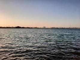 schön Abend und bunt Sonnenuntergang beim Jeddah, Corniche, Saudi Arabien, foto