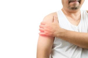 ein Mitte alt Mann im Weiß Veat Leiden von Arm und Schulter Schmerzen isoliert auf Weiß. foto