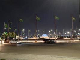 Jeddah, Saudi Arabien, feb 2023 - - schön Aussicht von der Verkehr auf jeddah Corniche beim Nacht. foto