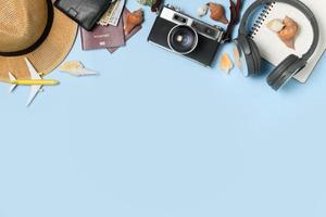 Reisender Zubehör Jahrgang Kamera, Dollar Banknote mit Brieftasche Kopfhörer und Reisepass foto