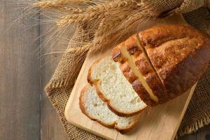 geschnitten von frisch hausgemacht Französisch Brot auf Holz Hintergrund, foto