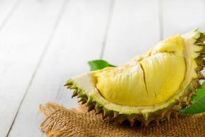 Durian und Durian schält Monatlich auf Sack und alt Holz Hintergrund, foto