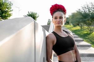 Fitness, Porträt von ein Frau draußen zum ein trainieren und Ausbildung zum gesund Lebensstil und Körper Wohlbefinden. Gesicht von Sport weiblich oder Athlet, Energie und Leistung foto