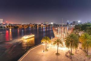 schön Nacht Aussicht mit bunt Himmel beim Wahrzeichen 81 - - es ist ein Super hoch Wolkenkratzer mit Entwicklung Gebäude entlang Saigon Fluss im ho Chi minh Stadt, Vietnam. foto