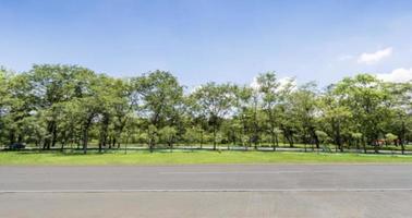 leeren Autobahnland Straße und schön Himmel im Grün Park foto