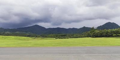 leeren Autobahn Straße und schön Himmel Land Straße unter das Berge foto