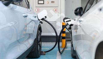 E-Mobilität, elektrisch Fahrzeug aufladen, elektrisch Auto Laden Bahnhof foto