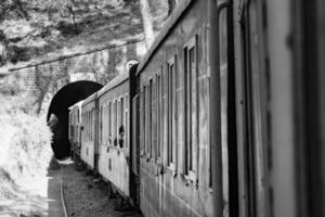 shimla, himachal pradesh, indien - 14. mai 2022 - spielzeugeisenbahn kalka-shimla route, weiter mit der eisenbahn zum hügel, spielzeugeisenbahn von kalka nach shimla in indien inmitten grüner naturwälder foto