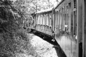 shimla, himachal pradesh, indien - 14. mai 2022 - spielzeugeisenbahn kalka-shimla route, weiter mit der eisenbahn zum hügel, spielzeugeisenbahn von kalka nach shimla in indien inmitten grüner naturwälder foto