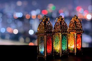 laternen mit nachthimmel und stadt bokeh heller hintergrund für das muslimische fest des heiligen monats ramadan kareem. foto