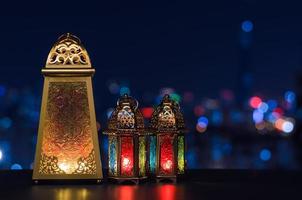 selektiv Fokus auf groß Laterne mit Nacht Himmel und Stadt Bokeh Licht Hintergrund zum das Muslim Fest von das heilig Monat von Ramadan karem. foto