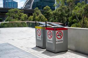 Nein Rauchen Zeichen auf das Seite von Behälter gelegen draussen von Gebäude im Stadt foto