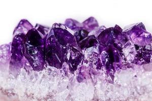 Makromineralstein lila Amethyst in Kristallen auf weißem Hintergrund foto