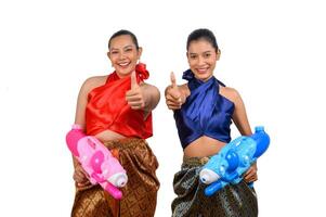 zwei schöne Frauen beim Songkran-Festival mit Wasserpistole foto