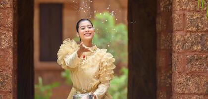 Portrait schöne Frau beim Songkran-Festival mit traditioneller thailändischer Tracht foto