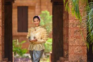 Portrait schöne Frau beim Songkran-Festival mit traditioneller thailändischer Tracht foto