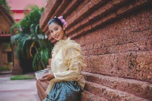 Portrait schöne Frau beim Songkran-Festival mit traditioneller thailändischer Tracht foto