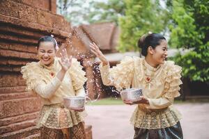 Portrait schöne Frauen beim Songkran-Festival mit traditioneller thailändischer Tracht foto