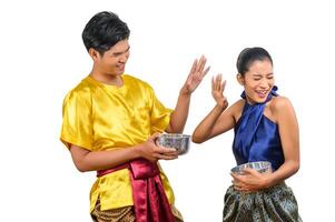 junges paar genießen mit wasserschüssel auf songkran festival foto