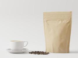 braun Beutel Taschen mit Postleitzahl sperren und Weiß Kaffee Tasse mit Kaffee Bohne auf Weiß Hintergrund foto