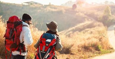 Reisender Paar mit Rucksack Stehen suchen Aussicht auf Berg foto