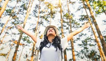 Reise Wanderer Gehen im natürlich Wald glücklich mit Arm oben foto