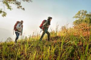 Wandern Paar mit Rucksack Gehen auf Berg foto