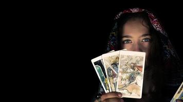 jung Mädchen im Kopftuch Pose halten Tarot Karten foto