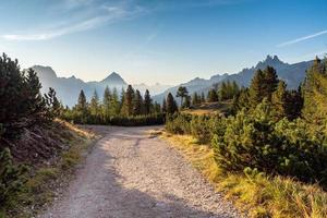 breit Weg im das Dolomiten. Wandern Reise, Gehen Pfad im Dolomiten Landschaft. das Tofan Gruppe im das Dolomiten, Italien, Europa. foto