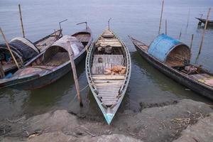 Landschaft Aussicht von etwas hölzern Angeln Boote auf das Ufer von das Padma Fluss im Bangladesch foto