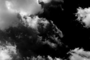 strukturierte Wolke, abstrakt weiß, isoliert auf schwarzem Hintergrund foto