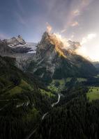 Drohne Schuss von schweizerisch Berge foto
