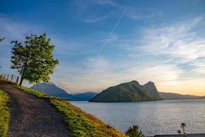 ein Wandern Weg Das führt zu ein Panorama- Standpunkt foto