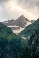 ein Berg Hütte hoch auf das Gipfel foto