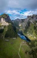 ein Berg See umgeben durch Berge mit ein Gasthaus foto