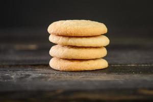 Stapel Kekse auf Holztisch foto
