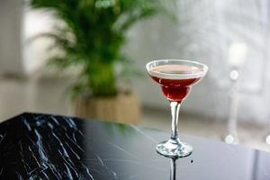 ein Cocktail Glas auf das Marmor Tabelle foto