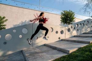 passen jung Frau Springen und Laufen foto