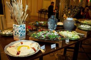 Buffet Tabelle mit verschiedene Salate und Snacks foto