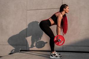 Fitness, Körper Baumeister und Frau mit Hantel Ausbildung, trainieren oder Herausforderung Übung zum Muskel Leistung, Energie und Ziel. stark, Leistung und Sport Person mit Fitnessstudio Motivation und Bodybuilder Herausforderung foto