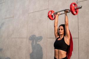 Fitness, Körper Baumeister und Frau mit Hantel Ausbildung, trainieren oder Herausforderung Übung zum Muskel Leistung, Energie und Ziel. stark, Leistung und Sport Person mit Fitnessstudio Motivation und Bodybuilder Herausforderung foto