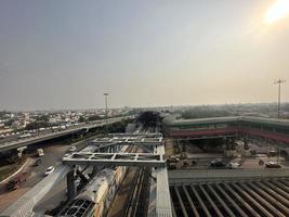 unter bestehen Autobahn Straße im Delhi foto