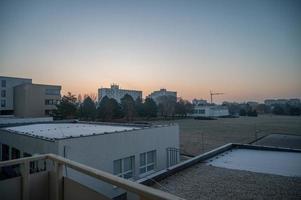 Sonnenaufgang im Slowakei Stadt, um Sieben Uhr im das Morgen foto