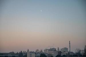 Sonnenaufgang im Slowakei Stadt, um Sieben Uhr im das Morgen foto