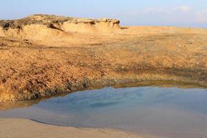 felsiges ufer des mittelmeeres im norden israels. foto