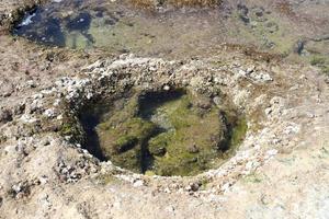 felsiges ufer des mittelmeeres im norden israels. foto