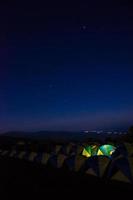 Licht Zelte unter dunkel Zelte im dunkel Blau Himmel foto