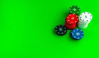 Poker Spiel, Stapel von Chips auf ein Grün Tisch. foto