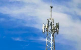 Silber Weiß 5g Turm Strahlung im puerto escondido Mexiko. foto