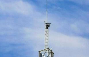 Silber Weiß 5g Turm Strahlung im puerto escondido Mexiko. foto